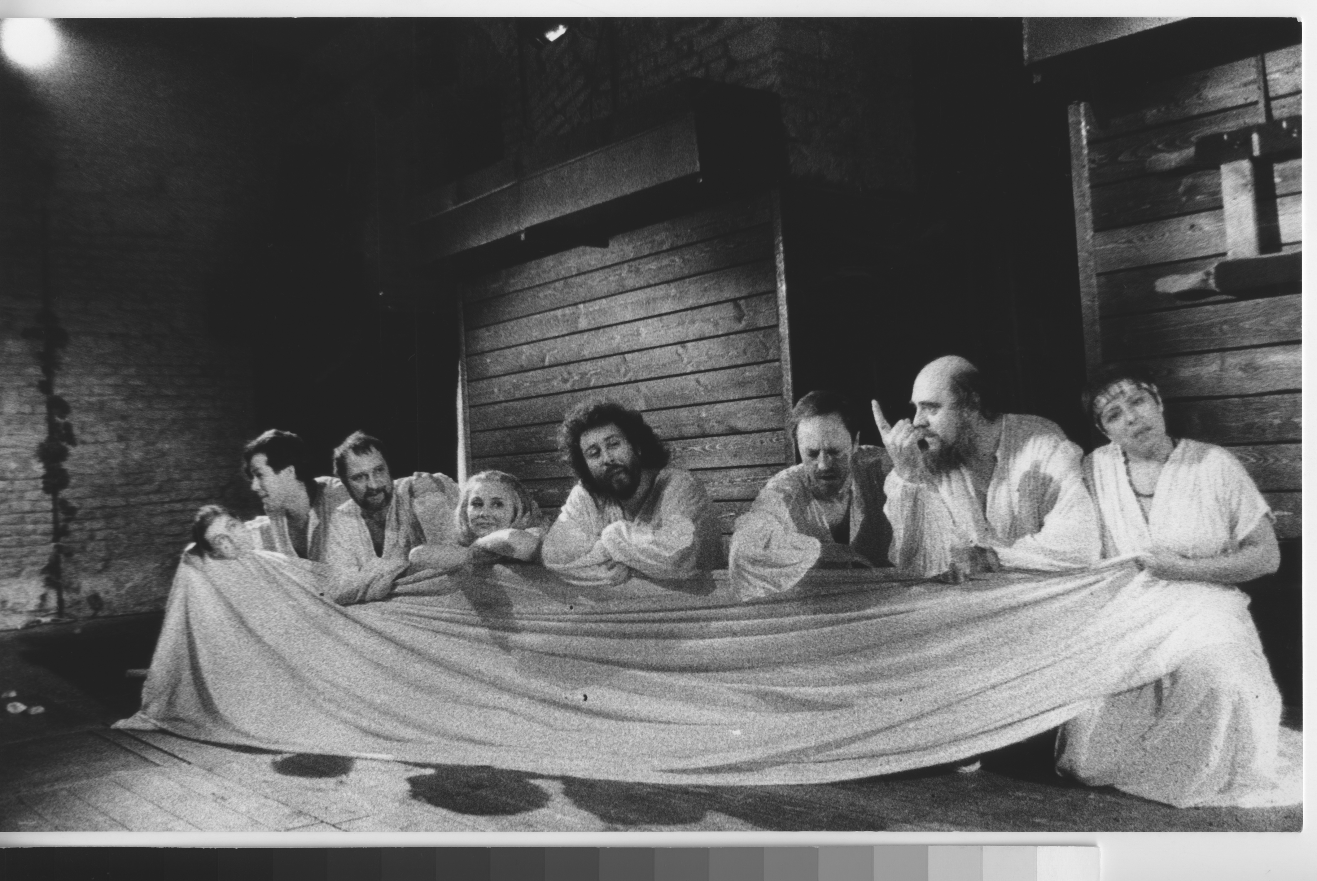 V nově vytvořeném podzemním prostoru Studia byla v roce 1993 uvedena inscenace Karla Kříže, Tomáše Vondrovice a Jiřího Cerhy Veslo a růže aneb Rocková legenda o sv. Vojtěchovi